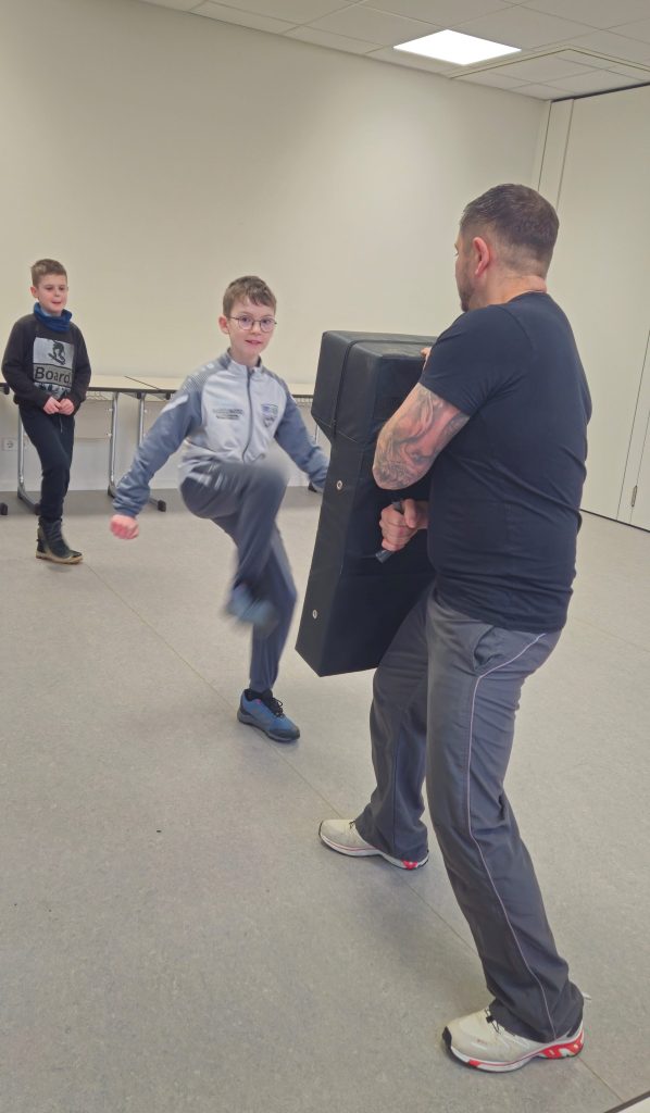 Schüler beim Selbstverteidigungskurs